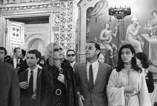 Итальянские киноактеры Моника Витти и Альберто Сорди, марокканская киноактриса Лейла Шен (слева направо) на экскурсии в Грановитой палате Кремля во время VI Московского международного кинофестиваля 1969 года. - Sputnik Беларусь