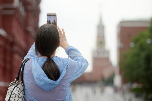 Туристка фотографирует Кремль в Москве. - Sputnik Беларусь