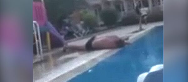 Беларус хацеў эфектна скокнуць у басейн, але стукнуўся аб борцік Беларус хацеў эфектна скокнуць у басейн, але стукнуўся аб борцік - Sputnik Беларусь