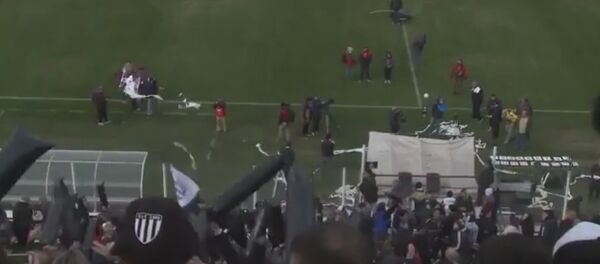 Футбольный болельщик сбил дрон рулоном туалетной бумаги в Аргентине - Sputnik Беларусь