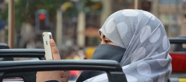 Мусульманка с айфоном - Sputnik Беларусь