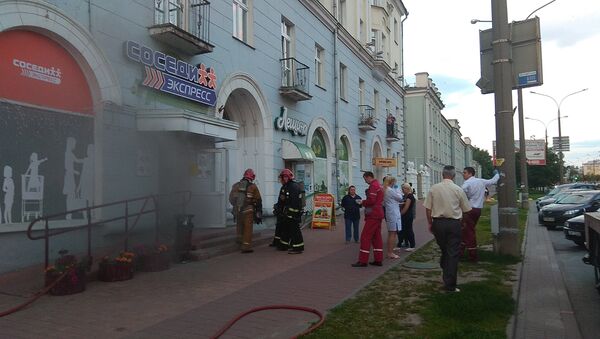 Спасатели ликвидируют пожар в магазине Соседи - Sputnik Беларусь