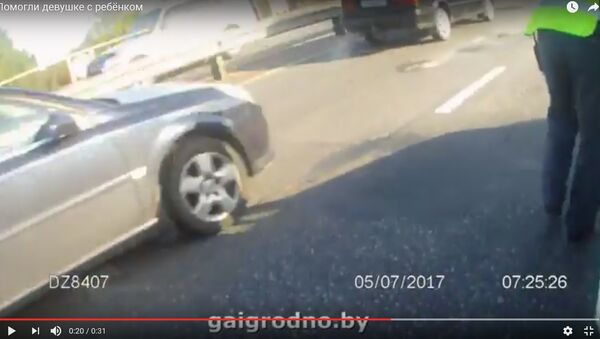Видеофакт: сотрудники ГАИ толкали машину по мосту в Гродно - Sputnik Беларусь