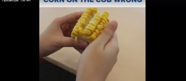 Лайфхак лета: как удобно чистить и есть вареную кукурузу - Sputnik Беларусь