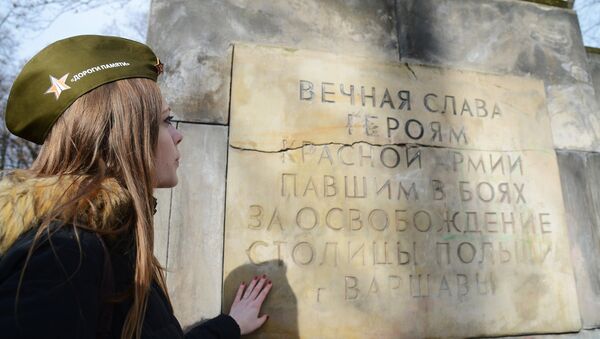 Возложение цветов на могилы советских солдат в Польше - Sputnik Беларусь