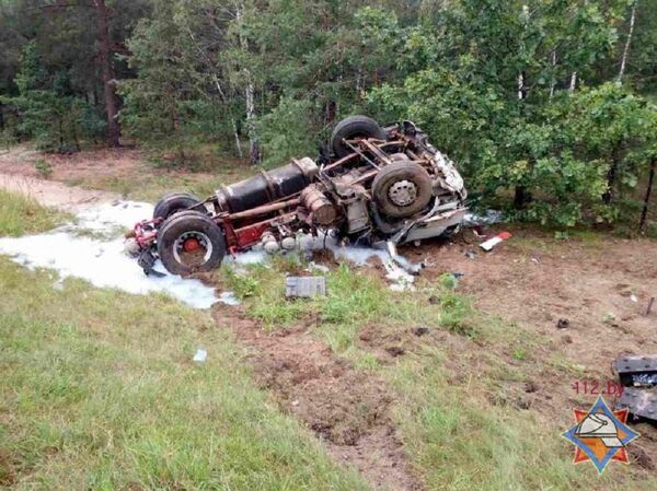 Работники МЧС сделали пенную подушку - Sputnik Беларусь