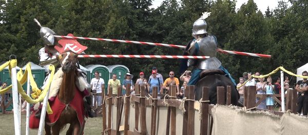 Конны рыцарскі турнір і Бітва Двароў прайшлі ў Дудутках - Sputnik Беларусь