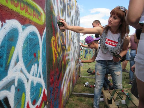 Стена Цоя, где каждый мог еще и попробовать себя в искусстве граффити. - Sputnik Беларусь