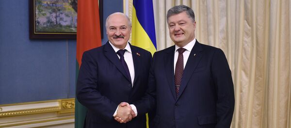 Президент Беларуси Александр Лукашенко с президентом Украины Петром Порошенко в Киеве Президент Беларуси Александр Лукашенко с президентом Украины Петром Порошенко в Киеве - Sputnik Беларусь