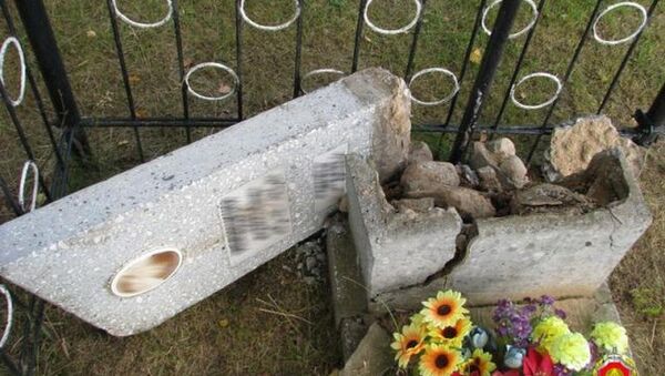 Разбитые памятники на кладбище в Крупском районе - Sputnik Беларусь