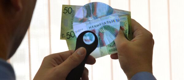 Эксперт-криминалист работает с поддельными деньгами - Sputnik Беларусь