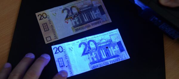 В ультрафиолетовом свете светятся лишь поддельные купюры - настоящие покрыты специальным защитным составом, это один первых признаков фальшивки - Sputnik Беларусь