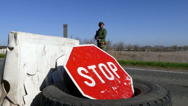 Военнослужащий на блок-посту в районе поселка Александровка в Донецкой области - Sputnik Беларусь