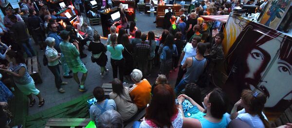 12 фортепиано на парковке - уникальный перфоманс в Гомеле - Sputnik Беларусь