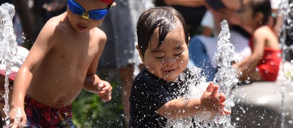 Дзеці граюць у фантане ў Токіа Дзеці граюць у фантане ў Токіа - Sputnik Беларусь
