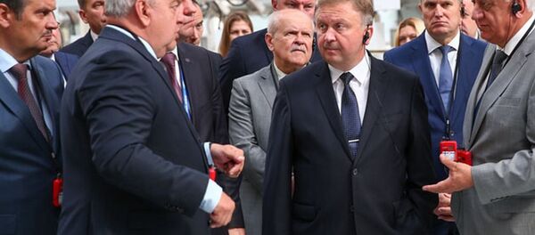 Премьер-министр Беларуси Андрей Кобяков во время поездки на Борисовский завод медпрепаратов - Sputnik Беларусь