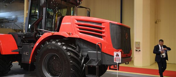 Трактор с ломающейся рамой - Кировец из Санкт-Петербурга Трактор с ломающейся рамой - Кировец из Санкт-Петербурга - Sputnik Беларусь