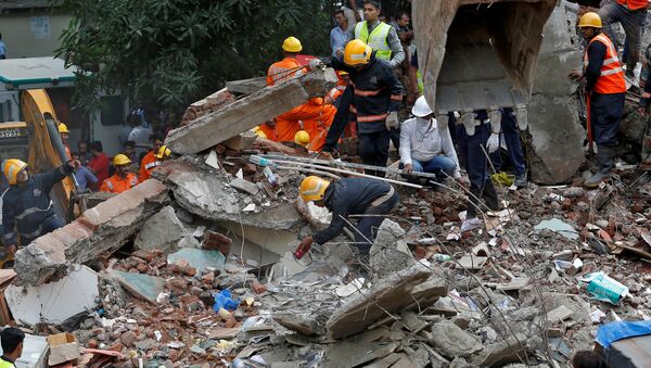 Спасательные работы на руинах дома в Мумбаи - Sputnik Беларусь