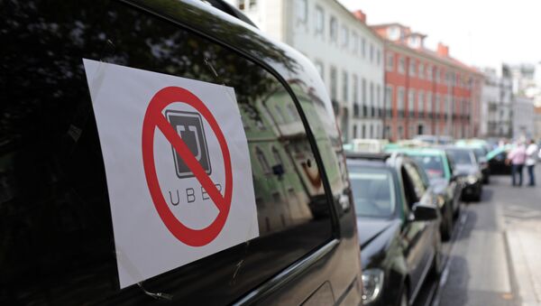 Taxis with signs against the Uber ride-hailing service clog a street in Lisbon while moving at a slow pace in protest, Tuesday, Sept. 8 2015 - Sputnik Беларусь