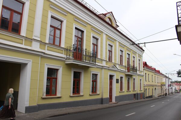 В этом доме по улице Кирова, 5 в Гродно с 1893 по 1897 год жил и работал доктор Заменгоф В этом доме по улице Кирова, 5 в Гродно с 1893 по 1897 год жил и работал доктор Заменгоф - Sputnik Беларусь