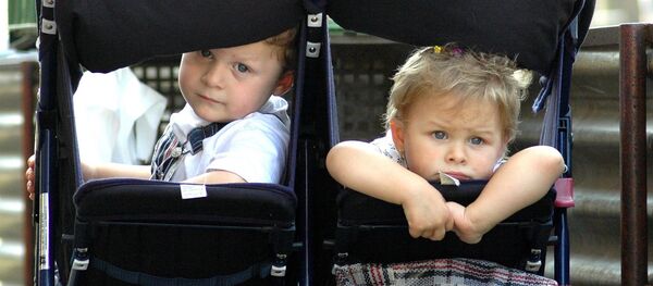 Дети в коляске, архивное фото - Sputnik Беларусь