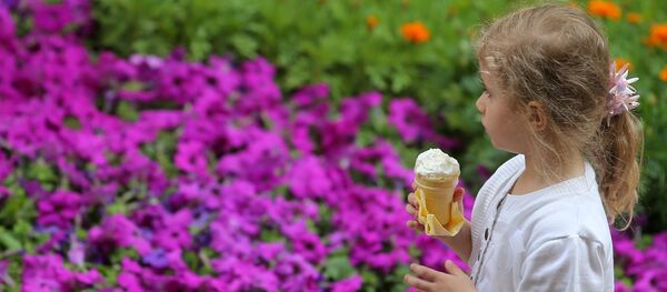 Девочка с мороженным, архивное фото - Sputnik Беларусь