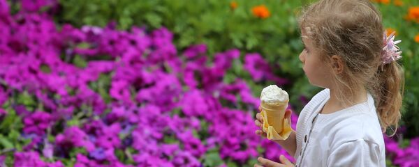 Девочка с мороженным, архивное фото - Sputnik Беларусь