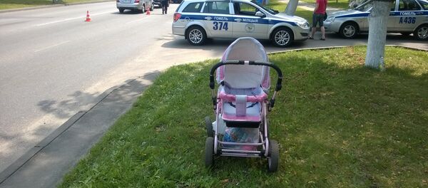 В Гомеле пьяный водитель сбил коляску с ребенком и пытался скрыться В Гомеле пьяный водитель сбил коляску с ребенком и пытался скрыться - Sputnik Беларусь