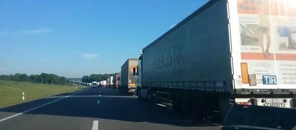 Очередь на погранпереходе Каменный Лог 27.072017. - Sputnik Беларусь