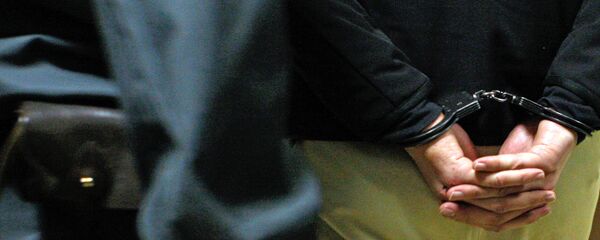 Преступник в наручниках, архивное фото - Sputnik Беларусь