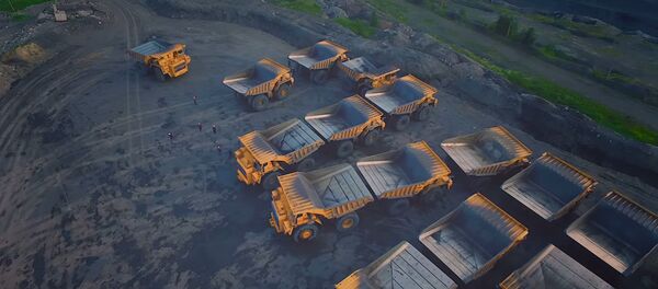 30 белорусских БелАЗов устроили флешмоб в Кузбассе - Sputnik Беларусь