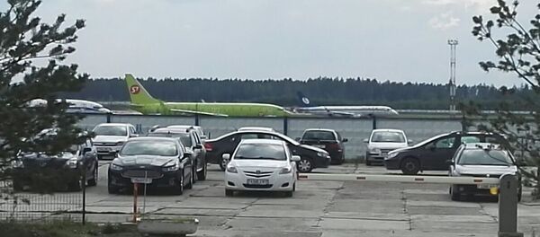 Рейсовый пассажирский самолет, на борту которого находится вице-премьер России Дмитрий Рогозин, в Национальном аэропорту Минск Рейсовый пассажирский самолет, на борту которого находится вице-премьер России Дмитрий Рогозин, в Национальном аэропорту Минск - Sputnik Беларусь