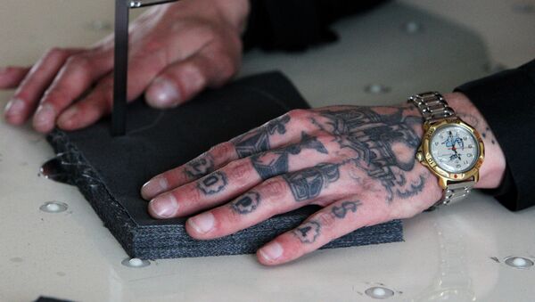Татуированная рука заключенного - Sputnik Беларусь