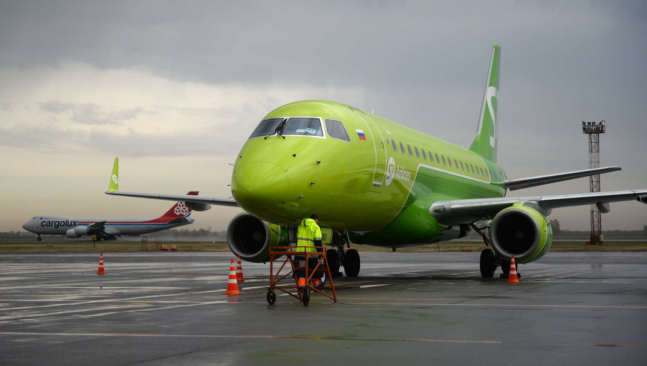 S7 airlines москва. Эмбраер 170. Е-170 самолёт s7. S7 самолеты авиакомпании Эмбраер 170. Эмбраер-170 s7 Краснодар.