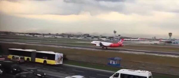 Очевидцы сняли аварийную посадку украинского борта в Ататюрке - Sputnik Беларусь