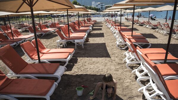 Шезлонги на пляже курорта Кемер в Турции, архивное фото - Sputnik Беларусь