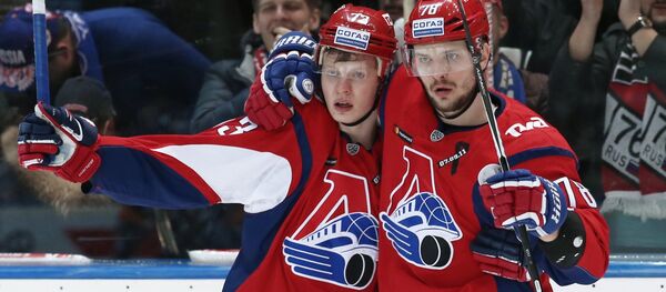 Игроки ХК Локомотив Никита Черепанов (слева) и Александр Кадейкин - Sputnik Беларусь