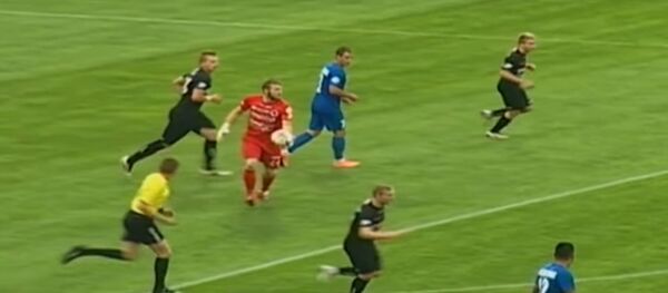 Відэафакт: брамнік ФК Крумкачы забіў мяч праз усё поле Відэафакт: брамнік ФК Крумкачы забіў мяч праз усё поле - Sputnik Беларусь