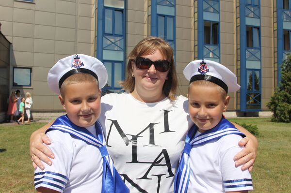 Близнецы Максим и Никита с мамой - Sputnik Беларусь