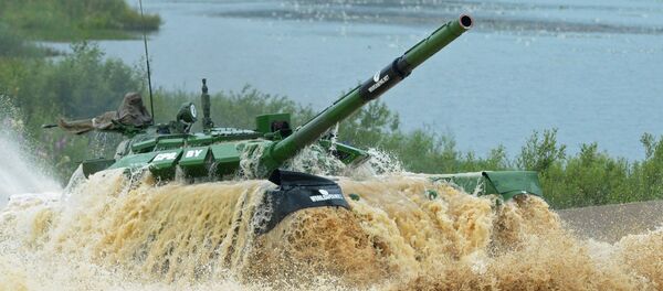 Участники индивидуальной гонки соревнований по танковому биатлону команды министерства обороны Беларуси - Sputnik Беларусь