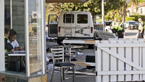 В американском городе Лос-Анджелесе микроавтобус врезался в толпу людей, восемь человек получили ранения - Sputnik Беларусь