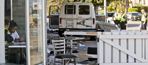 В американском городе Лос-Анджелесе микроавтобус врезался в толпу людей, восемь человек получили ранения В американском городе Лос-Анджелесе микроавтобус врезался в толпу людей, восемь человек получили ранения - Sputnik Беларусь