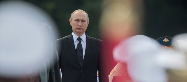 Президент РФ В. Путин принимает участие в торжествах по случаю Дня ВМФ РФ Президент РФ В. Путин принимает участие в торжествах по случаю Дня ВМФ РФ - Sputnik Беларусь