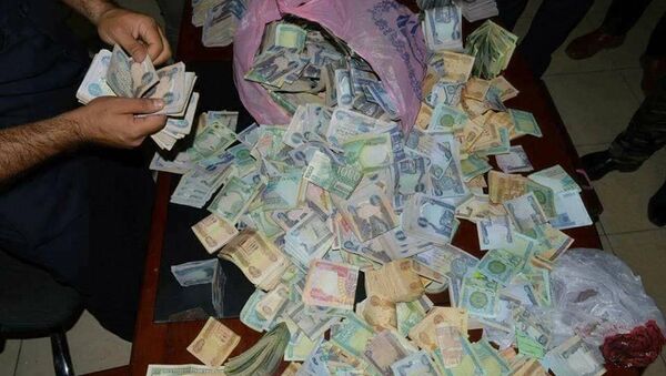 Деньги, найденные у умершей женщины в Ираке - Sputnik Беларусь
