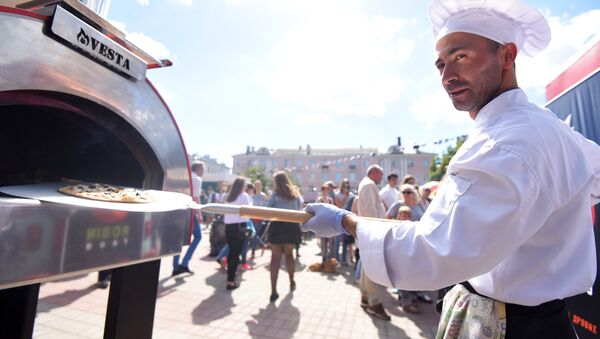 Для приготовления итальянской пиццы в зоне еды выросла настоящая печь - Sputnik Беларусь