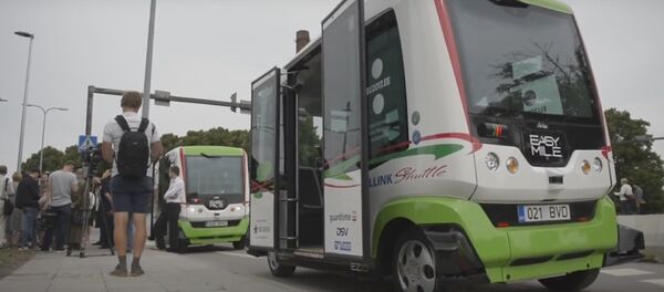 Видеофакт: беспилотные автобусы паровозиком начали ездить по Таллинну - Sputnik Беларусь