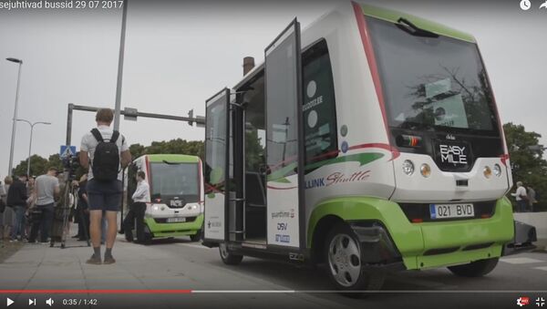 Видеофакт: беспилотные автобусы паровозиком начали ездить по Таллинну - Sputnik Беларусь