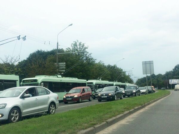 В районе площади Бангалор не работают светофоры, стоит общественный транспорт и автомобили - Sputnik Беларусь