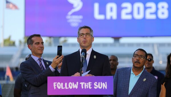 Мэр Лос-Анджелеса записывает на телефон момент объявления столицы Олимпиады-2028 - Sputnik Беларусь