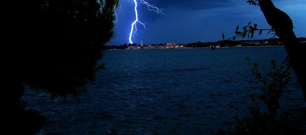 Молния над озером - Sputnik Беларусь